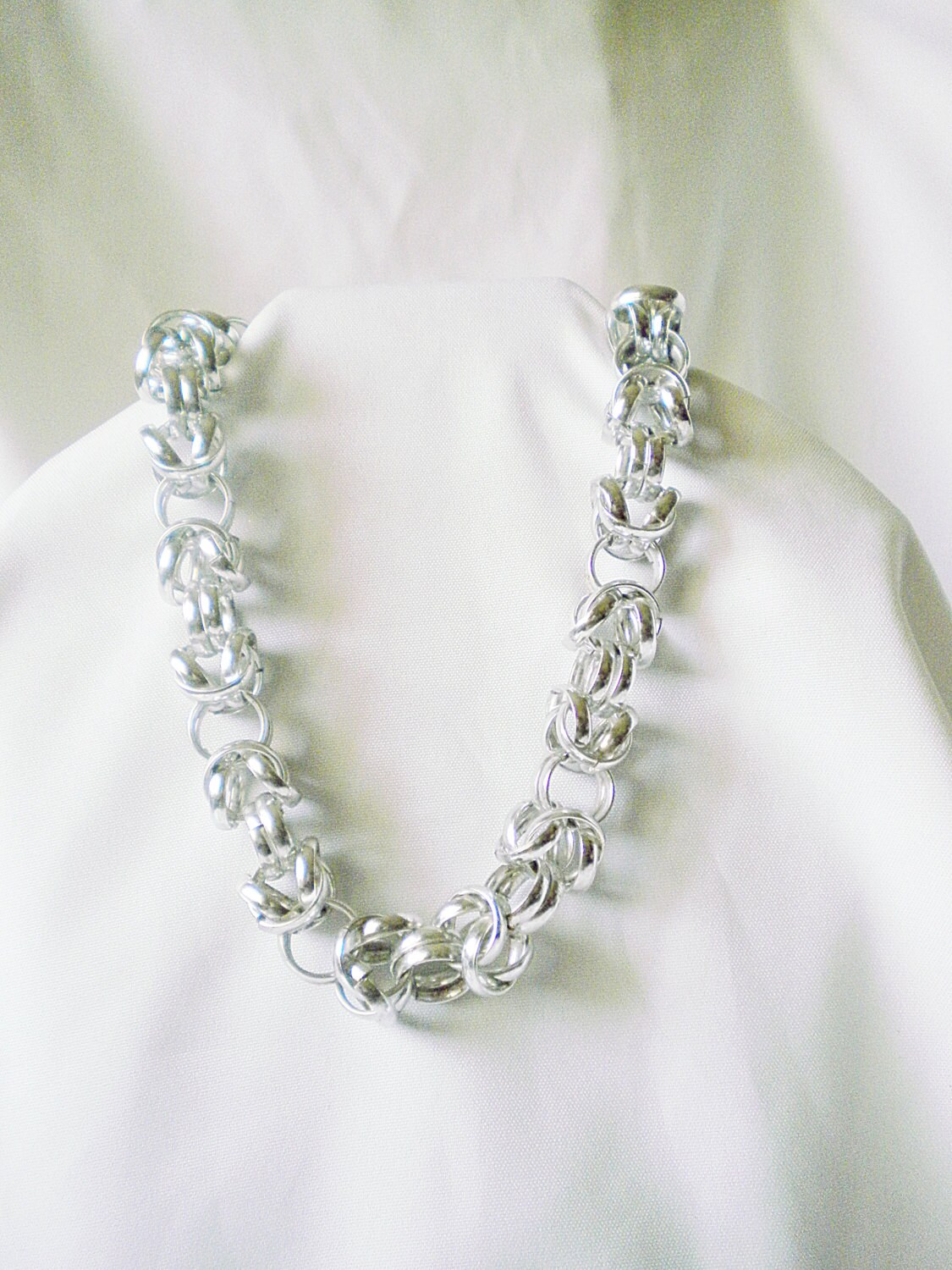Silberfarbene Chainmaille Aluminium Ketten-Halskette Mid Century Damenmode Vintage Accessoires Retro Statement Halskette von SimplyGailVintage
