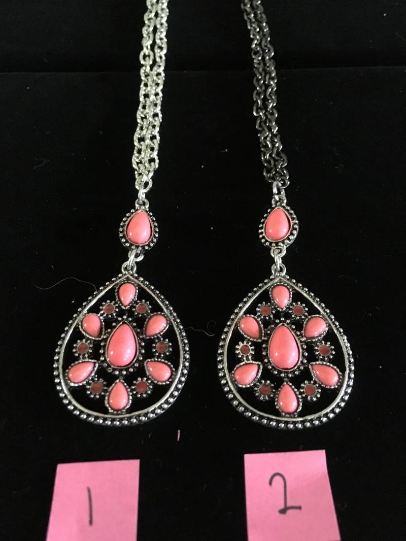 Schöne Anhänger Halskette Mit Korallen Farbigen Inlays Schöne Anhänger Halskette Mit Korallen Farbigen Inlays von SimplyGinas