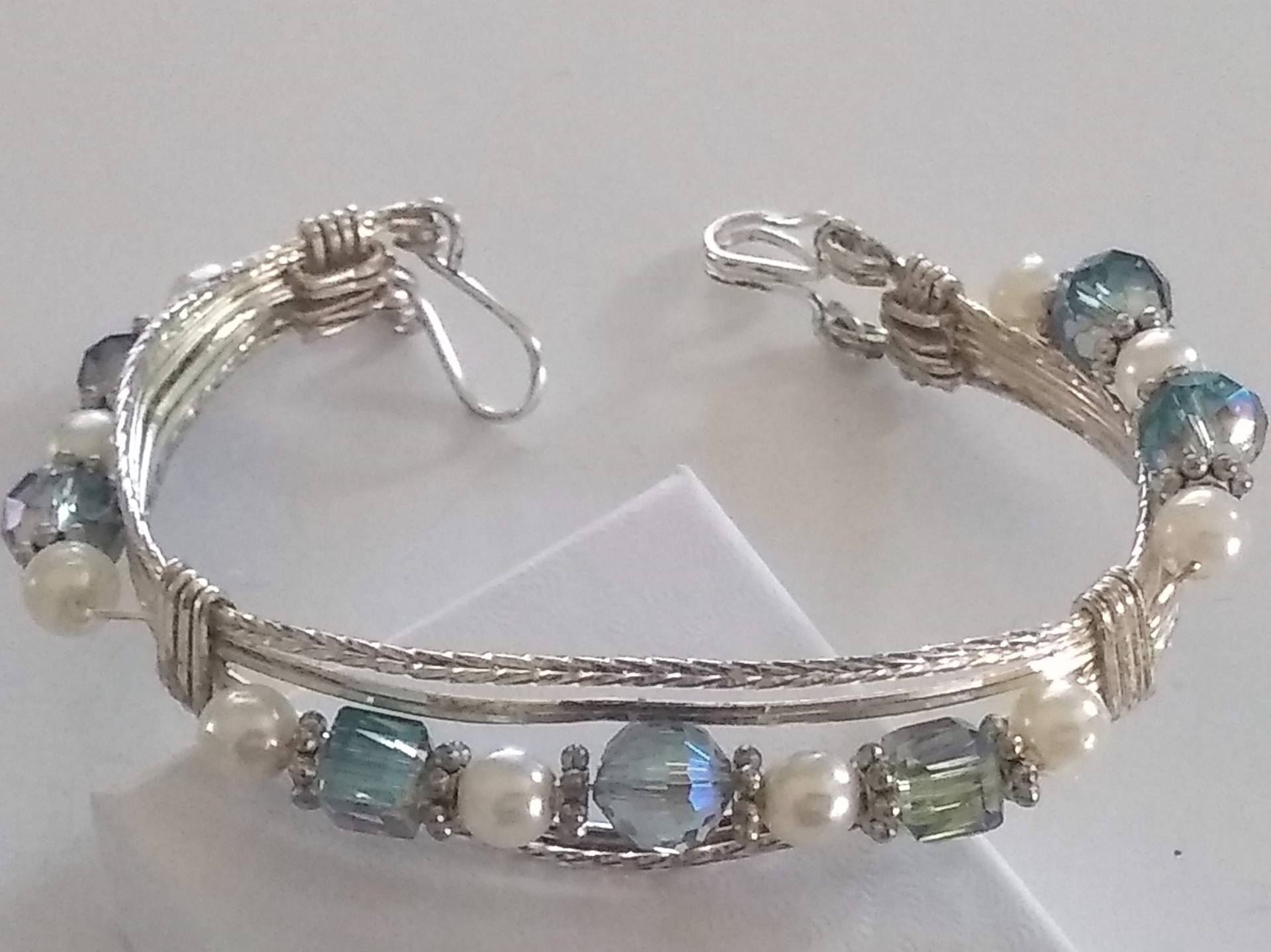 Silber Ton Draht Blau Kristall Und Perle Stil Vintage-Design-Armreif Silber Ton Draht Blau Kristall Und Perle Stil Vintage-Design-Armreif von SimplyIrresistible2