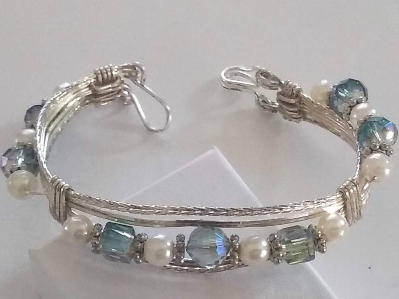 Silber Ton Draht Blau Kristall Und Perle Stil Vintage-Design-Armreif Silber Ton Draht Blau Kristall Und Perle Stil Vintage-Design-Armreif von SimplyIrresistible2