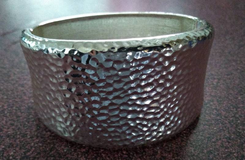 Vintage Silber-Ton Gehämmert Strukturierten Stil-Design-Scharnier-Armreif Vintage Silber-Ton Gehämmert Strukturierten Stil-Design-Scharnier-Armreif von SimplyIrresistible2