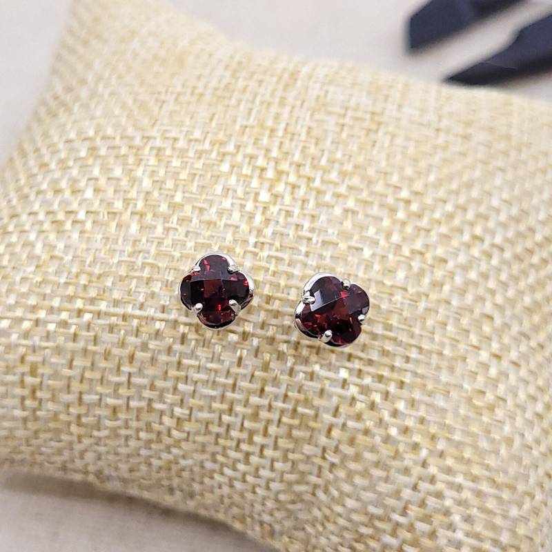 14K Solid White Gold Ohrstecker Mit 7 Mm Vierblättriges Kleeblatt Schachbrett Granat, Jubiläum Liebe Handmade Januar Birthstone Geschenk von SimplyJewelry18