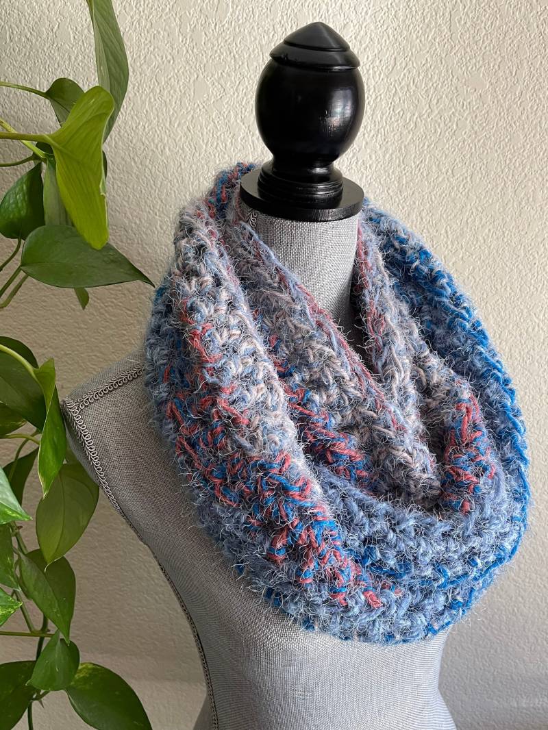 Frozen Zinger Blau Fuzzy Soft Infinity Eternity Cowl Neck Warmer Hand Gehäkelter Acryl Schal Versandfertig von SimplyMadeByEileen