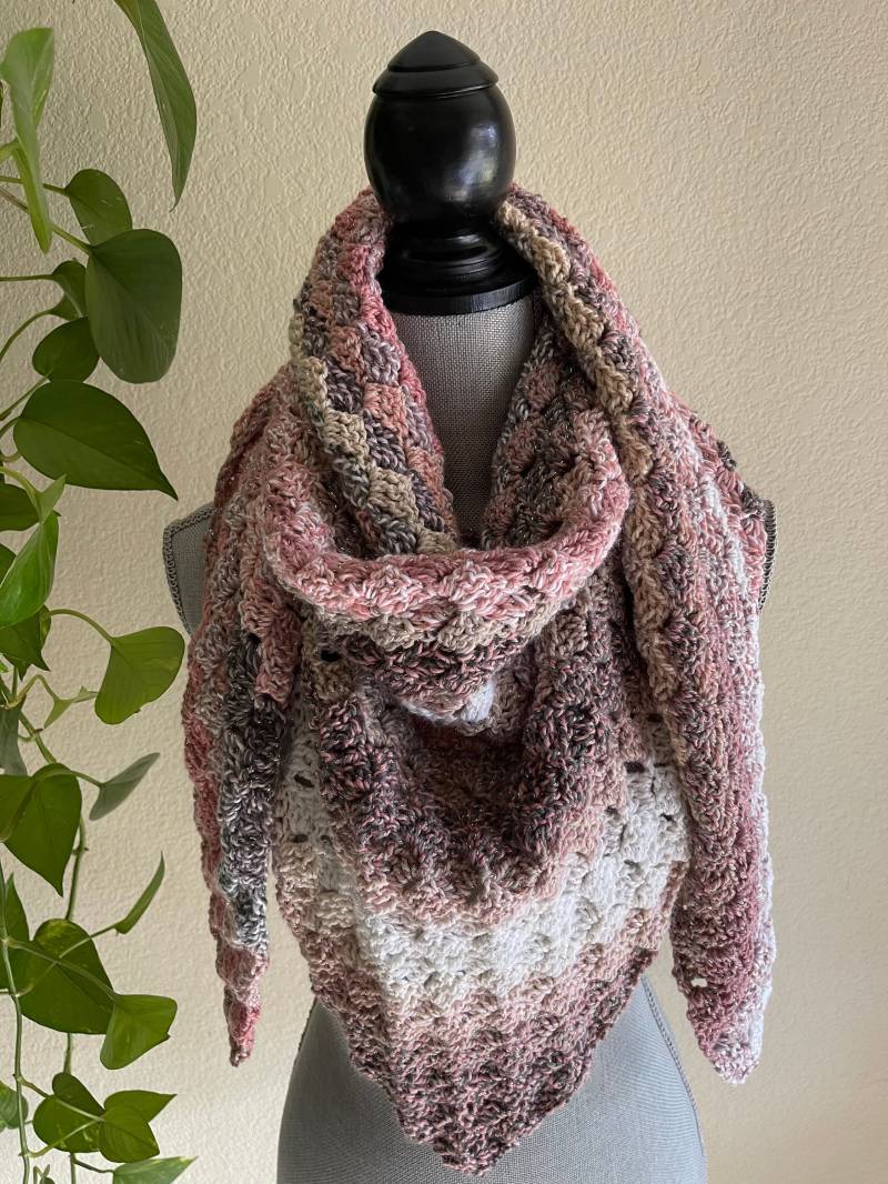 Windsturm Metallic Häkeltuch Dreieckstuch Multi Color Pink Weiß Versandfertig von SimplyMadeByEileen