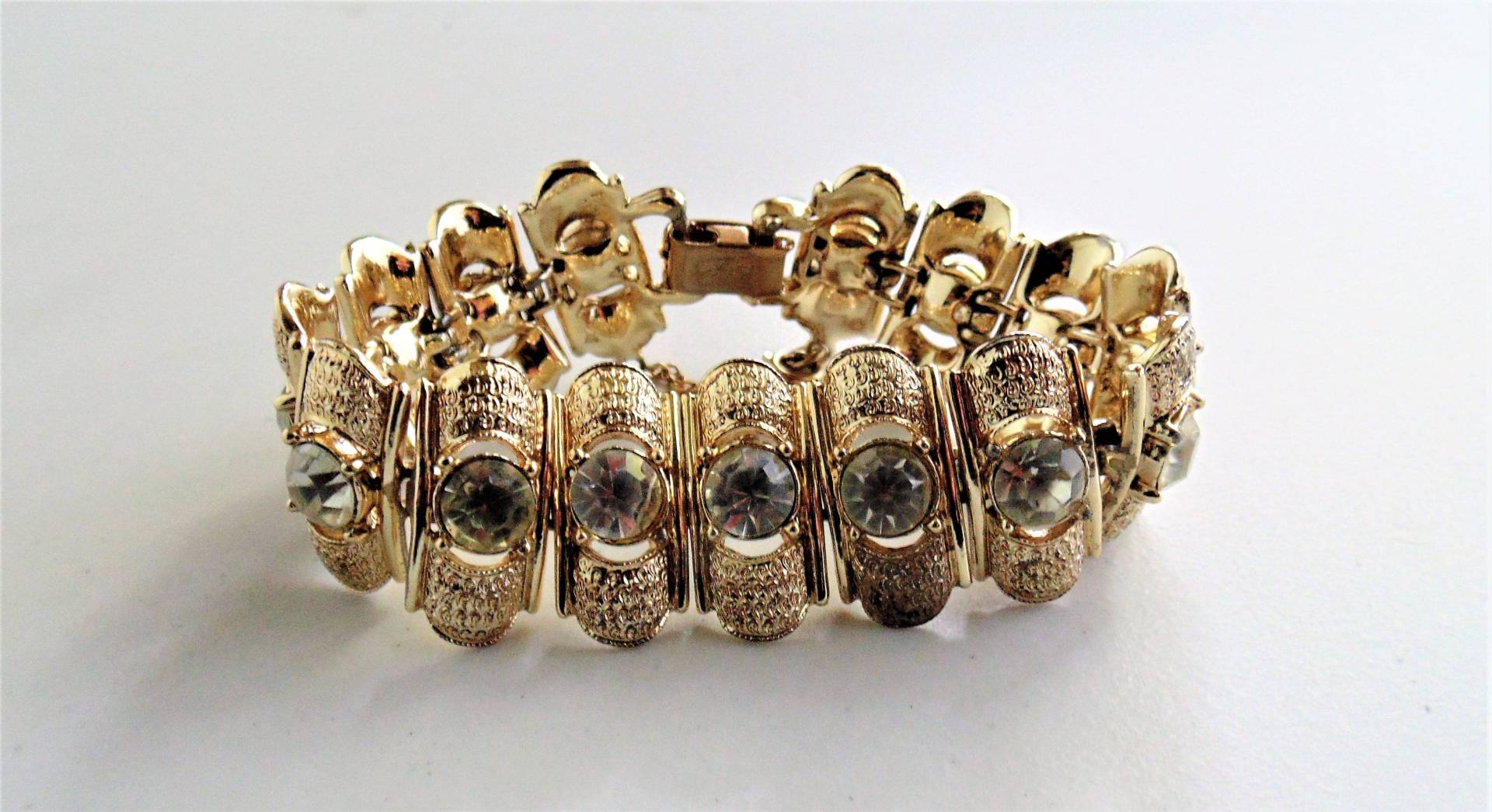 1945 Vintage Signiertes Coro Pegasus Gold Strass Armband 1945 Vintage Signiertes Coro Pegasus Gold Strass Armband von SimplyMarvelousMary