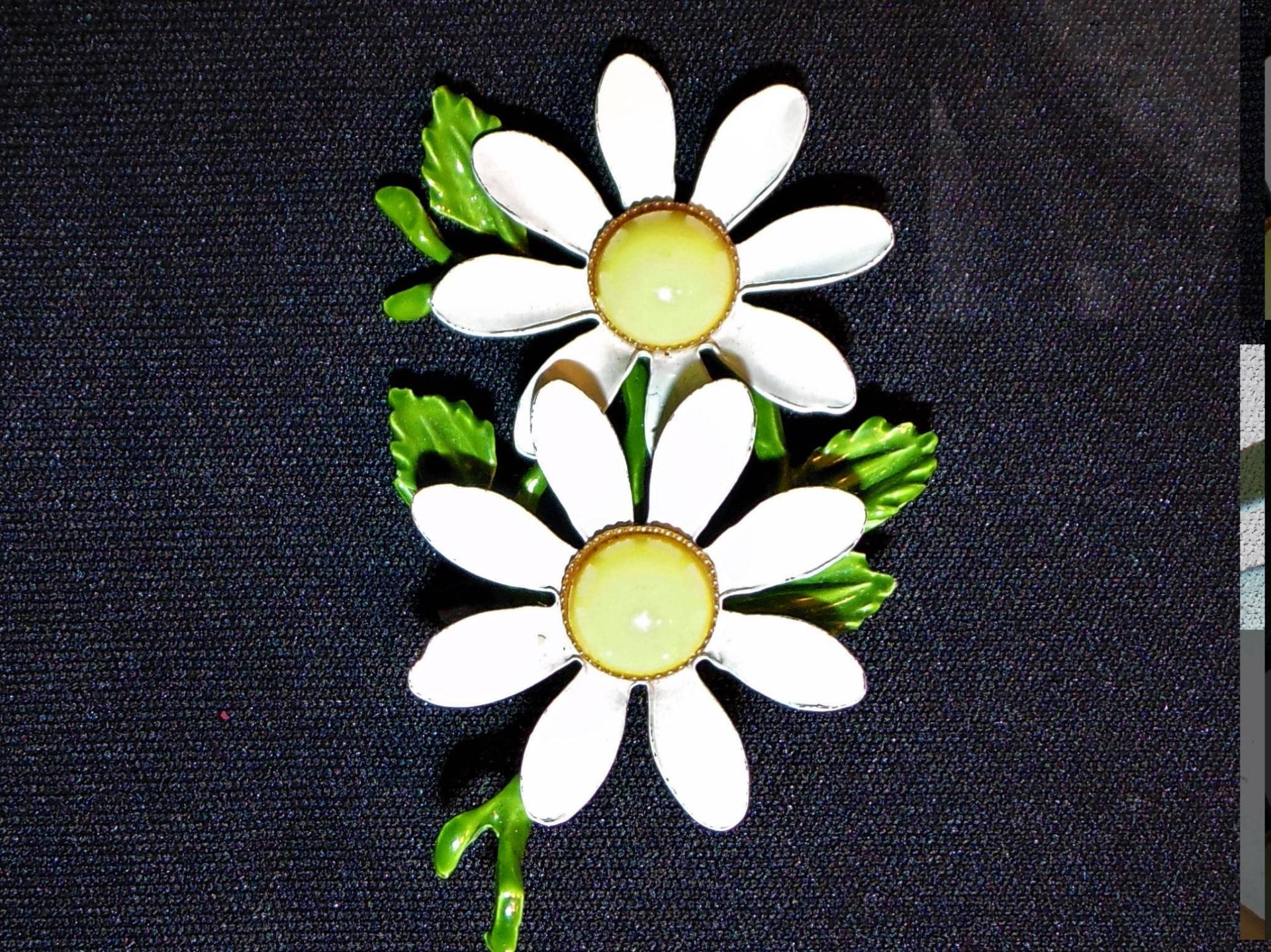 1960 Vintage Mod Flower Power Double Daisy Emailliert 2 1/4 "Nadel Hell 1960 Vintage Mod Flower Power Double Daisy Emailliert 2 1/4 "Nadel Hell von SimplyMarvelousMary