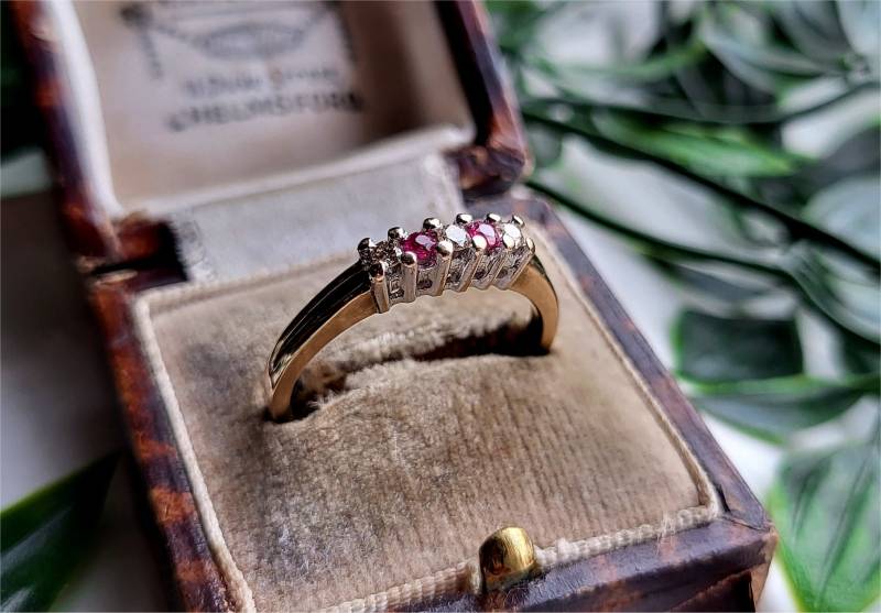 Atemberaubender Vintage 9 Karat Gold Diamant Rubin Eternity Ring, 3 Funkelnde Diamanten | Ref00V von SimplyMrVintage