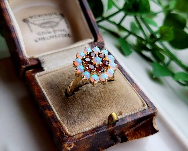 Atemberaubender Vintage 9 Karat Gold-Opal Und Granat-Cluster-Ring, Kostenlose Resizierung Verfügbar Gold-Granat - Opal-Cluster-Ring | Ref00J von SimplyMrVintage
