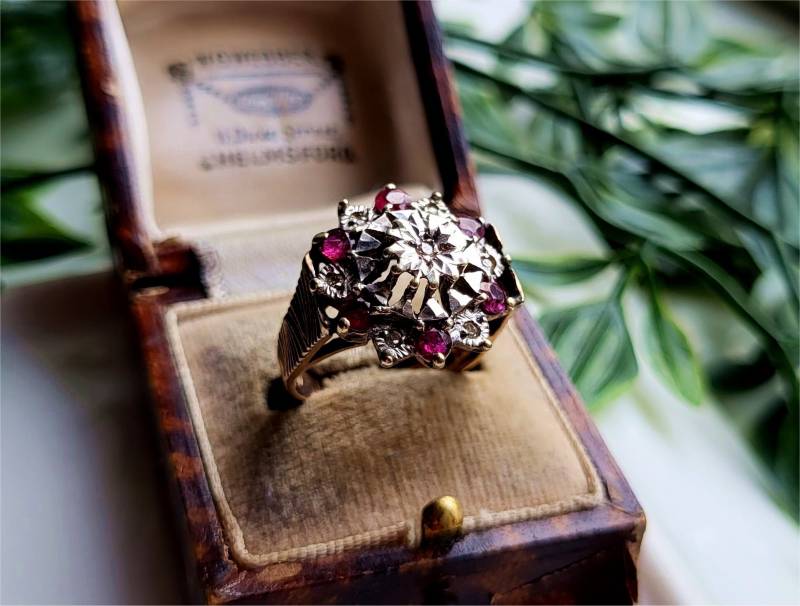 Atemberaubender Vintage 9 Karat Gold Rubin Diamant Cluster Ring. 7 Diamanten Diesen Ring Jetzt Mit Einer Anzahlung Sichern Ring, [Ref00R] von SimplyMrVintage