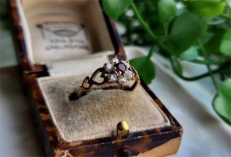 Atemberaubender Vintage 9 Karat Goldgranat Und Weißer Topas-Cluster-Ring, Liebe Herz Formt Schultern Gold Granat Cluster Ring | Ref00K von SimplyMrVintage