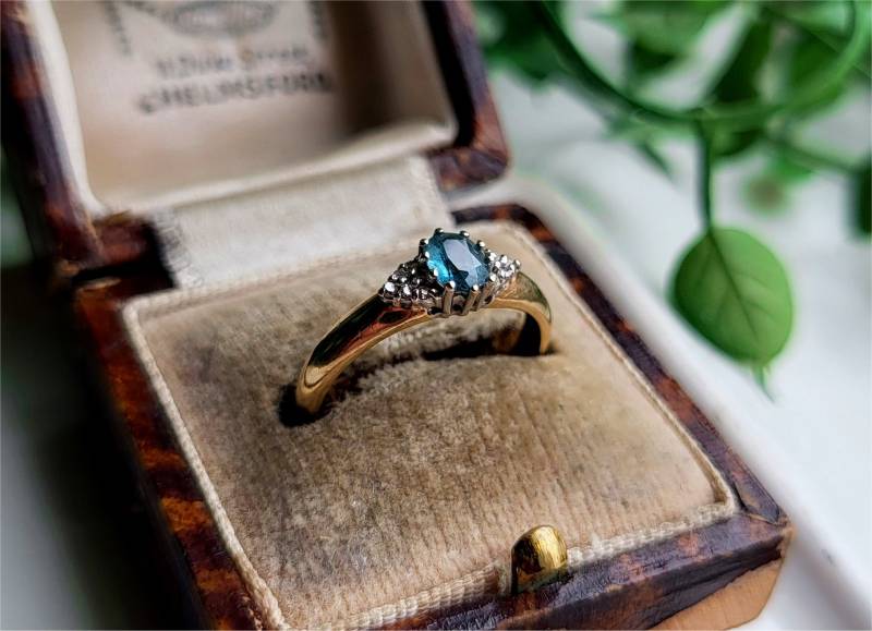 Atemberaubender Vintage-Ring Aus 9 Karat Gold Mit Blauem Topas Und Diamant. Mit 12 Funkelnden Diamanten. | Ref00P von SimplyMrVintage