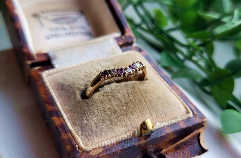 Erstaunlicher 9 Karat Gold Amethyst Und Weißer Topas Eternity Ring. Sehr Hübsch | Ref00P von SimplyMrVintage
