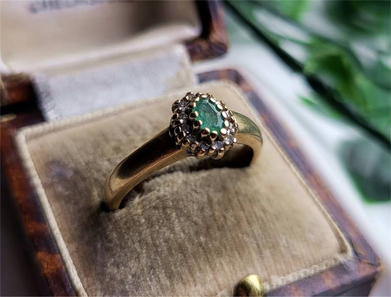 Seltene Vintage 9 Karat Gold Smaragd Und Diamant Ring. 12 Funkelnde Diamanten 9Ct Ring | Ref00A von SimplyMrVintage