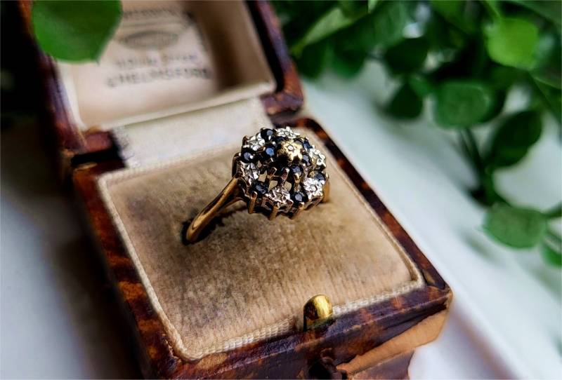 Vintage 9 Karat Gold Diamant Saphir Ring. 7 Diamanten Größenänderung Verfügbar Ring Saphire Ringe | Ref00E von SimplyMrVintage