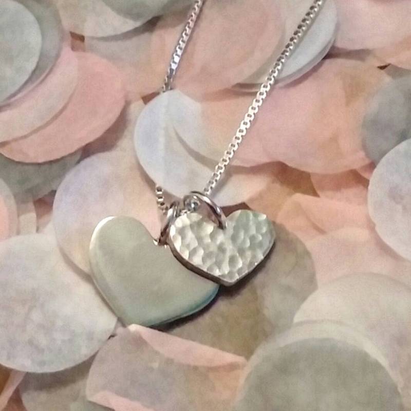 Elegante Halskette Aus Sterling Silber Mit Zwei Herzen, Poliert Und Texturiert - Perfekt Als Geschenk Für Die Liebste Oder Einfach Sie Elegante Halskette Aus Sterling Silber Mit Zwei Herzen, Poliert Und Texturiert - Perfekt Als Geschenk Für Die Liebste Oder Einfach Sie von SimplyNJewellery