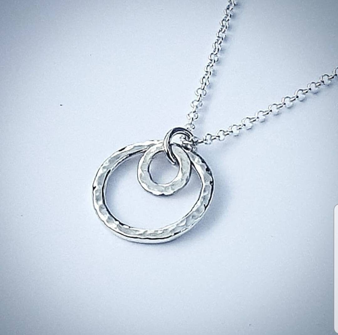 sterling Silber Doppel Kreis Anhänger Mit Gehämmertem Effekt - Schleife/Des Lebens An Einer Kette sterling Silber Doppel Kreis Anhänger Mit Gehämmertem Effekt - Schleife/Des Lebens An Einer Kette von SimplyNJewellery