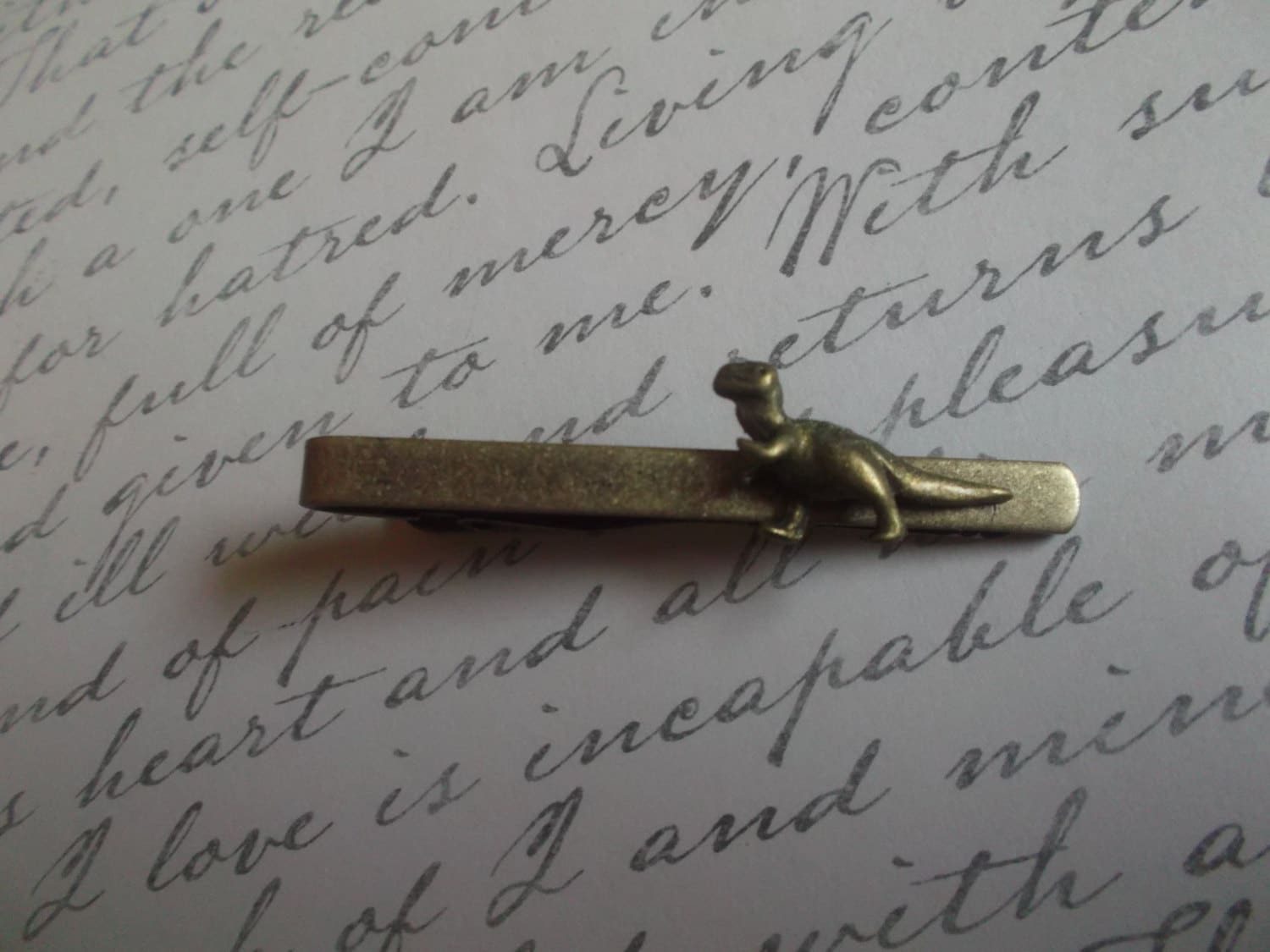Antike Bronze Dinosaurier Krawattenklammer Vintage Stil Bar Pin von SimplyNightOwl