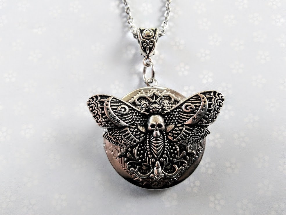 Motte Locket Halskette Silber Ton Insekt Anhänger Motte Locket Halskette Silber Ton Insekt Anhänger von SimplyNightOwl