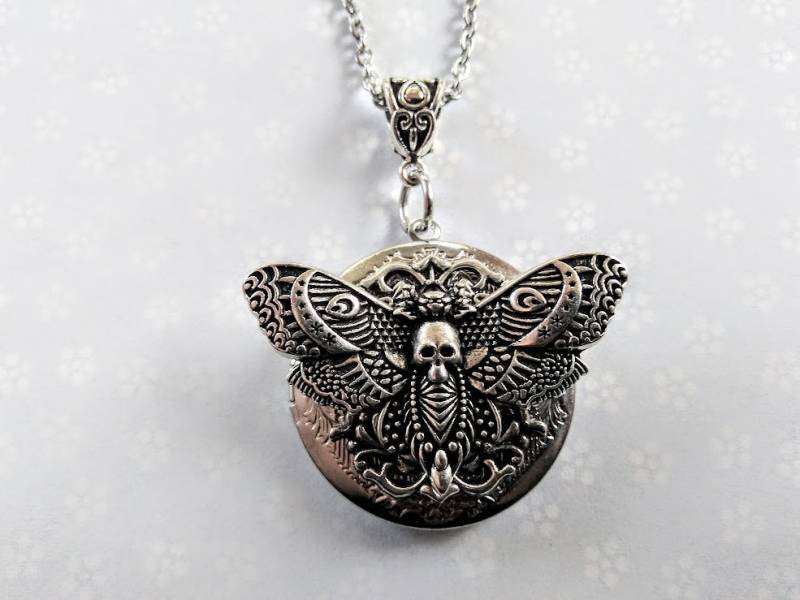 Motte Locket Halskette Silber Ton Insekt Anhänger Motte Locket Halskette Silber Ton Insekt Anhänger von SimplyNightOwl