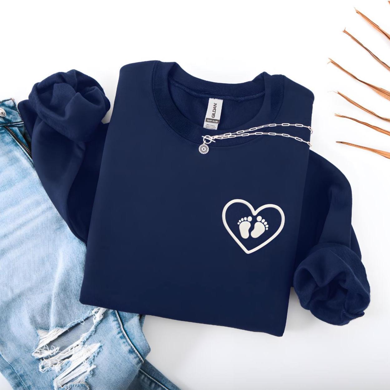 Besticktes Krankenschwester Sweatshirt, Herz Sweater Mit Stickerei, Pädiatrie Pullover, Geschenk Für Mama, Hebamme, Erzieher & Nicu Pfleger Besticktes Krankenschwester Sweatshirt, Herz Sweater Mit Stickerei, Pädiatrie Pullover, Geschenk Für Mama, Hebamme, Erzieher & Nicu Pfleger von SimplyNurseThings