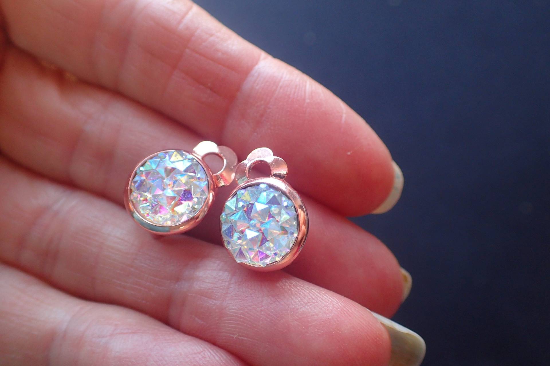 Irisierende Rose Gold Ohrstecker Mermaid Style, 10 Mm, Clip-Ons Vorhanden Irisierende Rose Gold Ohrstecker Mermaid Style, 10 Mm, Clip-Ons Vorhanden von SimplyPerfectjewel