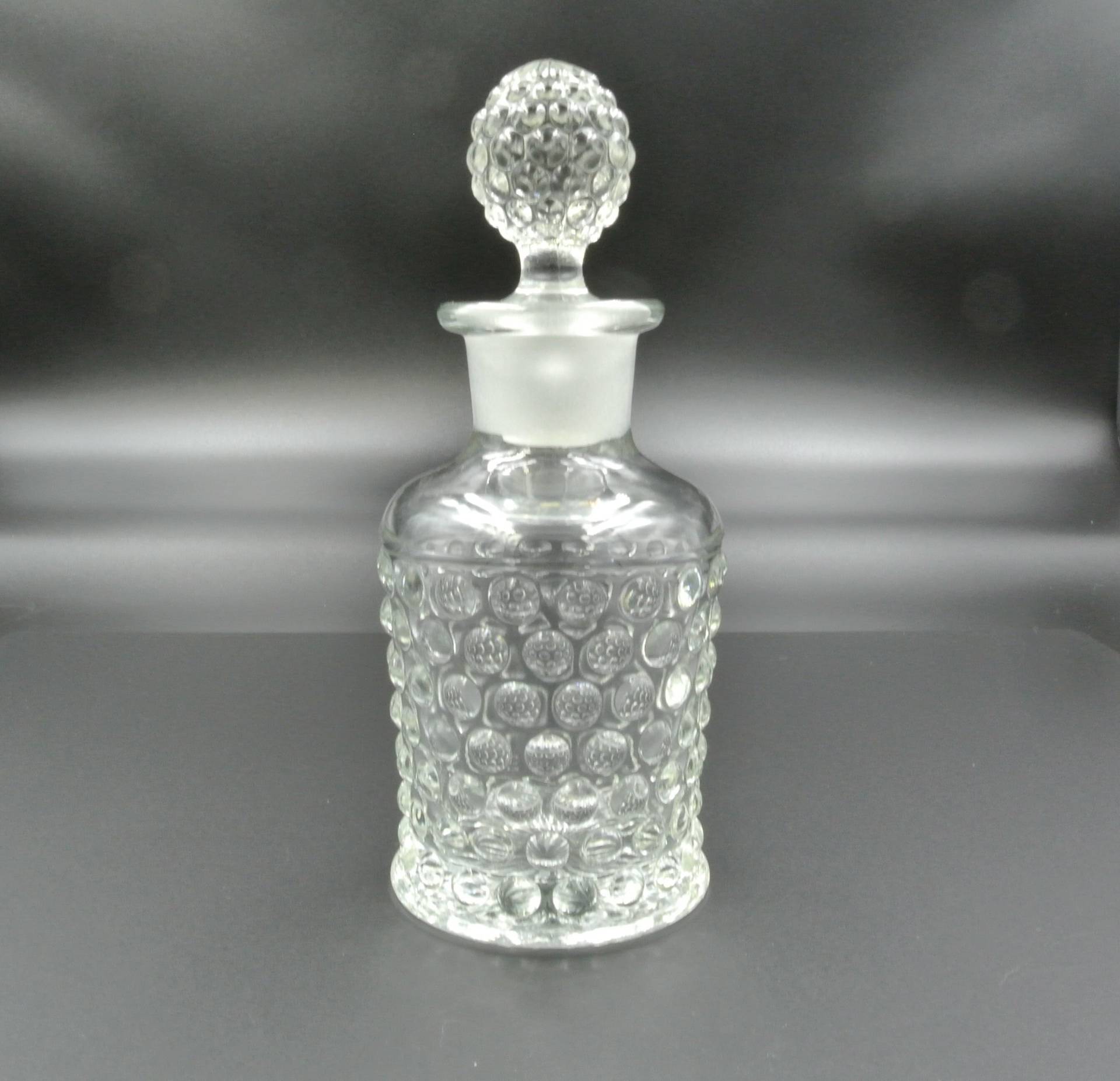 Richards Und Hartley, Thousand Eye Klare Hobnail Parfümflasche Mit Rundem Stopfen Richards Und Hartley, Thousand Eye Klare Hobnail Parfümflasche Mit Rundem Stopfen von SimplyRight4You