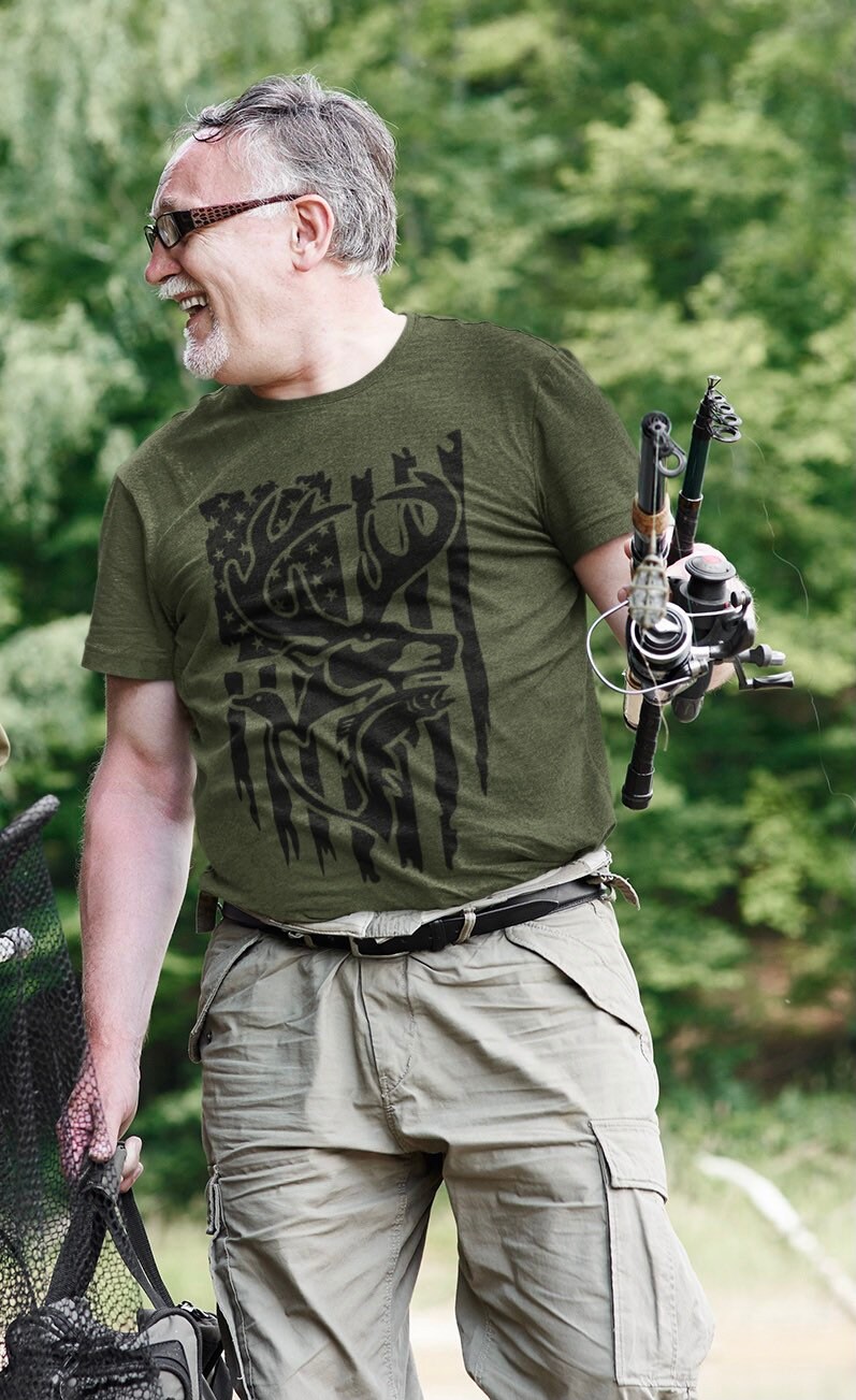 Jagd Flagge T-Shirt - Ente Hirschfisch Calling All Hunters Geschenk Für Ihn von SimplySavvyCustoms
