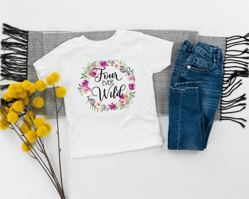 4. Geburtstag Shirt Mädchen, 4 Jahre Geburtstag Outfit Vier Immer Wild Shirt, Mädchen Vierten Blumenkranz T-Shirt von SimplySplendidStudio