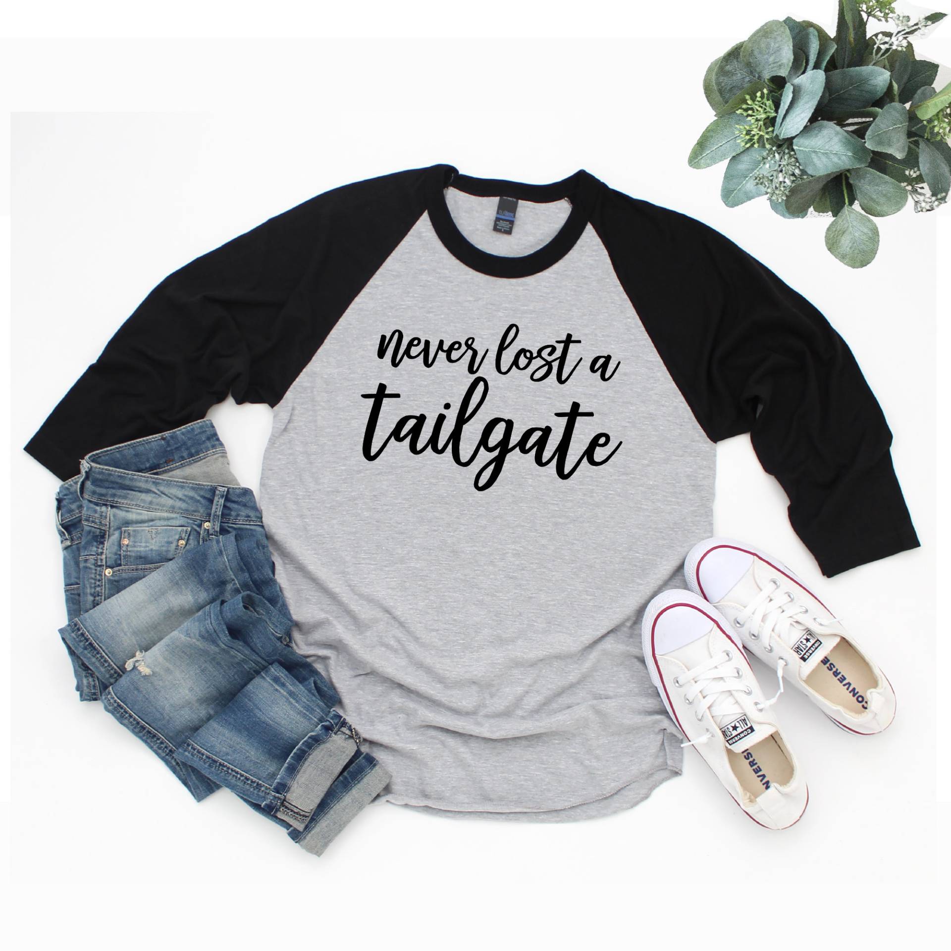 Nie Verloren Ein Tailgate Fußball Shirt Frauen, Süße Spieltag Shirt, Sonntag Funday T-Shirt, Baseball Lustige Tailgating Party Trinken T-Shirts von SimplySplendidStudio