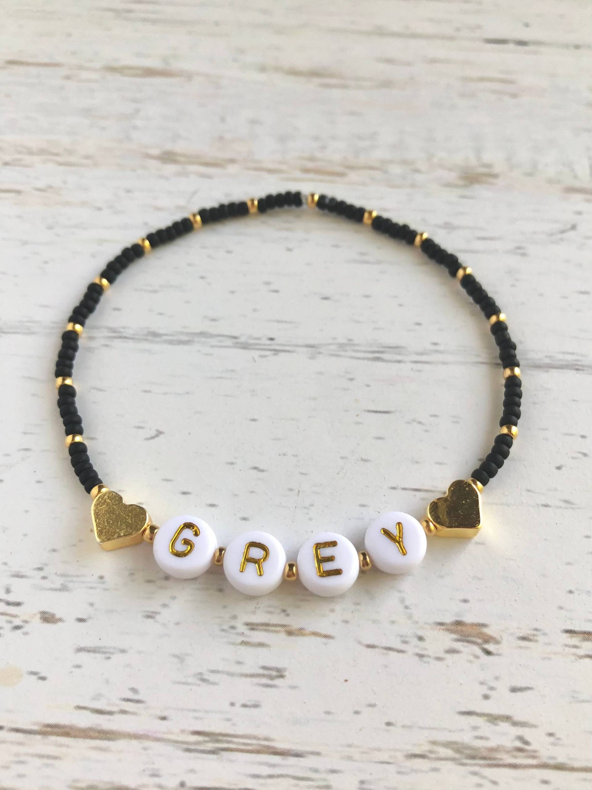 Zierliche Gold Perlen Namen Armband, Benutzerdefinierte Wort Armband Für Mama, Kinder Name Familie Brief Mama Zierlich von SimplyStatedNY