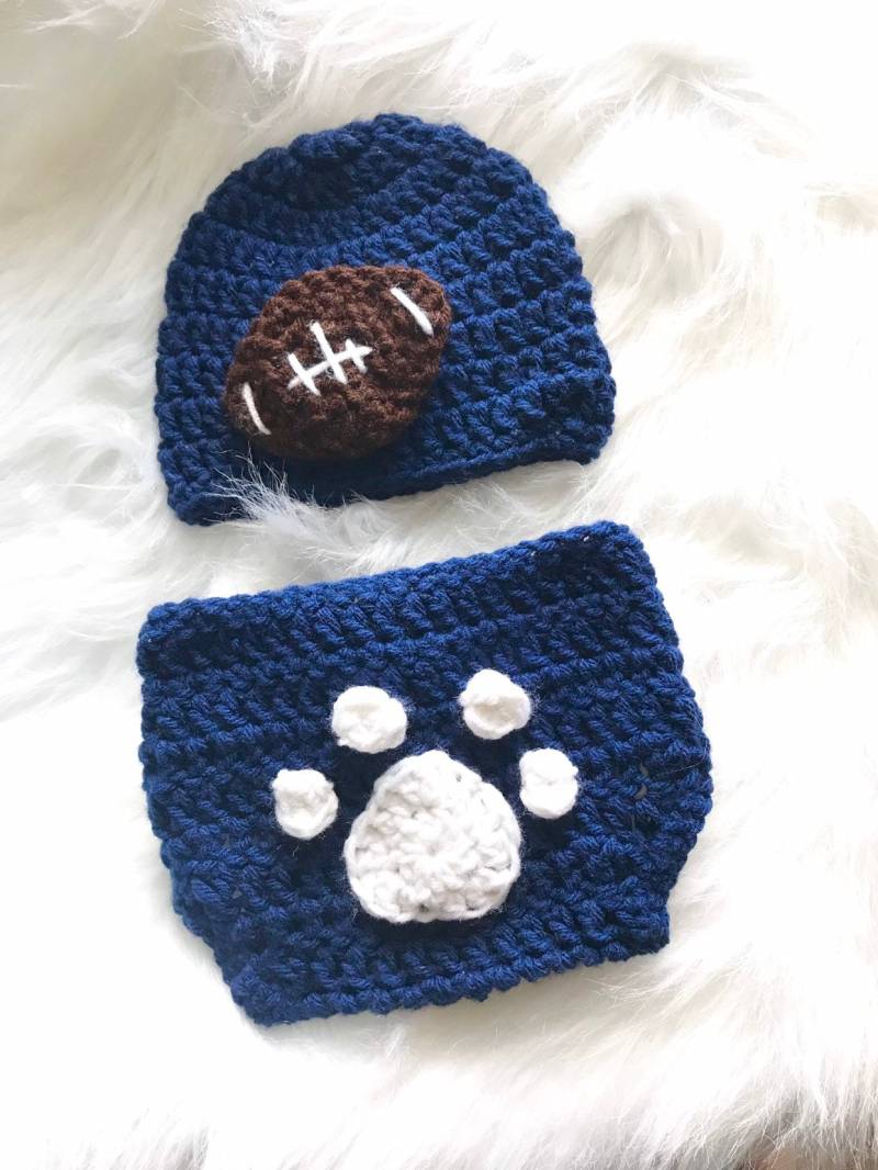 Gehäkelte Fußball Mütze Und Windel Cover Set Neugeborene Fotorequisite Gehäkelte Fußball Mütze Und Windel Cover Set Neugeborene Fotorequisite von SimplyStitchdDesigns