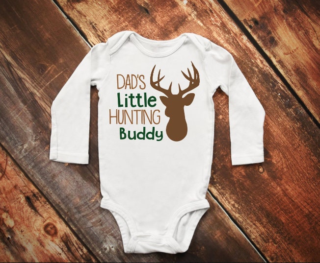 Papas Kleiner Jagdbegleiter Strampelanzug Neugeborener Reh-Bodysuit Papas Kleiner Jagdbegleiter Strampelanzug Neugeborener Reh-Bodysuit von SimplyStitchdDesigns