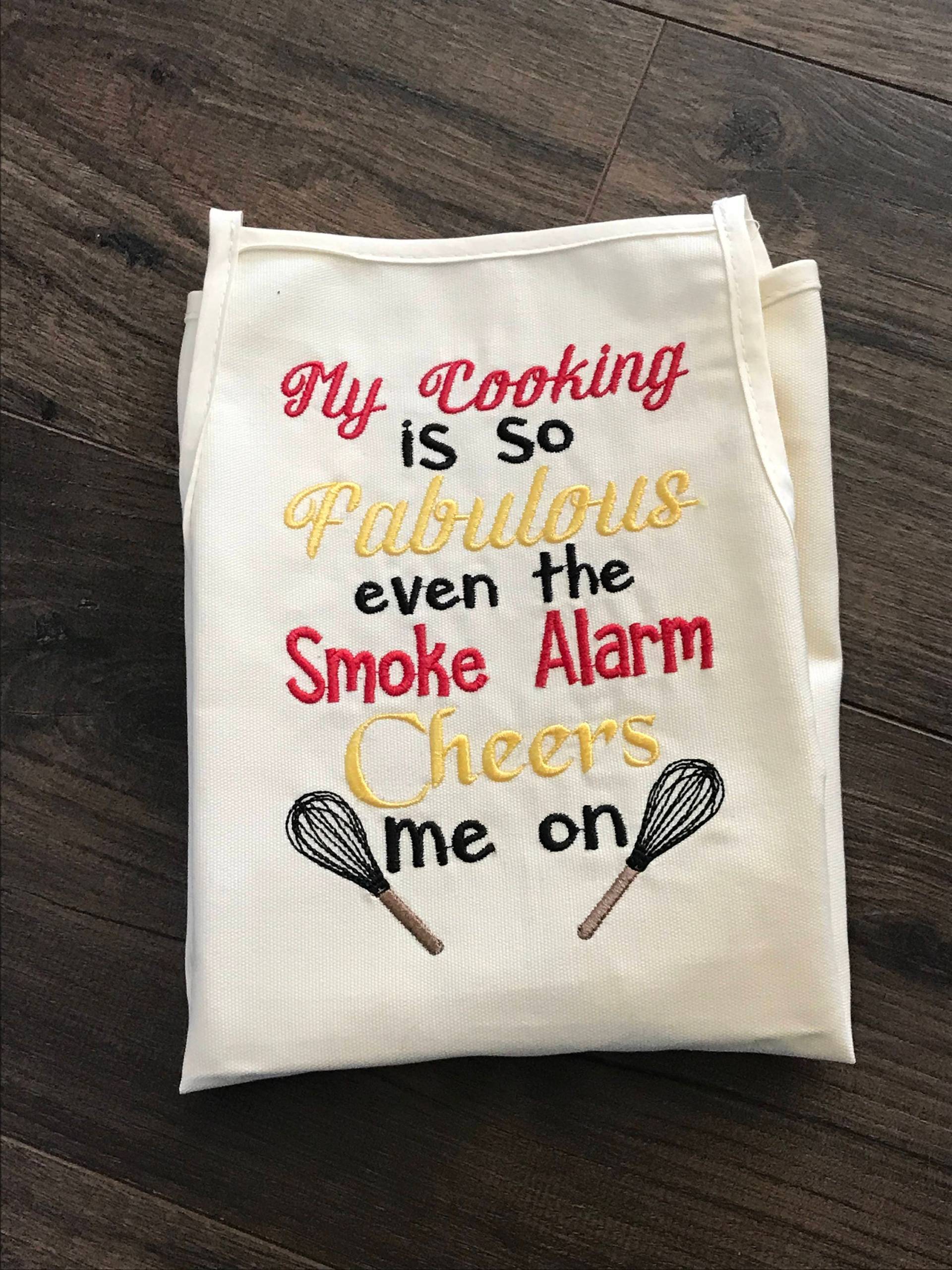 "Bestickte Kinderschürze "Smoke Alarm Cheers Me On" "Bestickte Kinderschürze "Smoke Alarm Cheers Me On" von SimplyStitchingNC