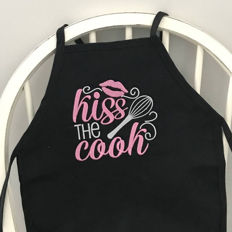 Kuss Die Koch-Kinderschürze von SimplyStitchingNC
