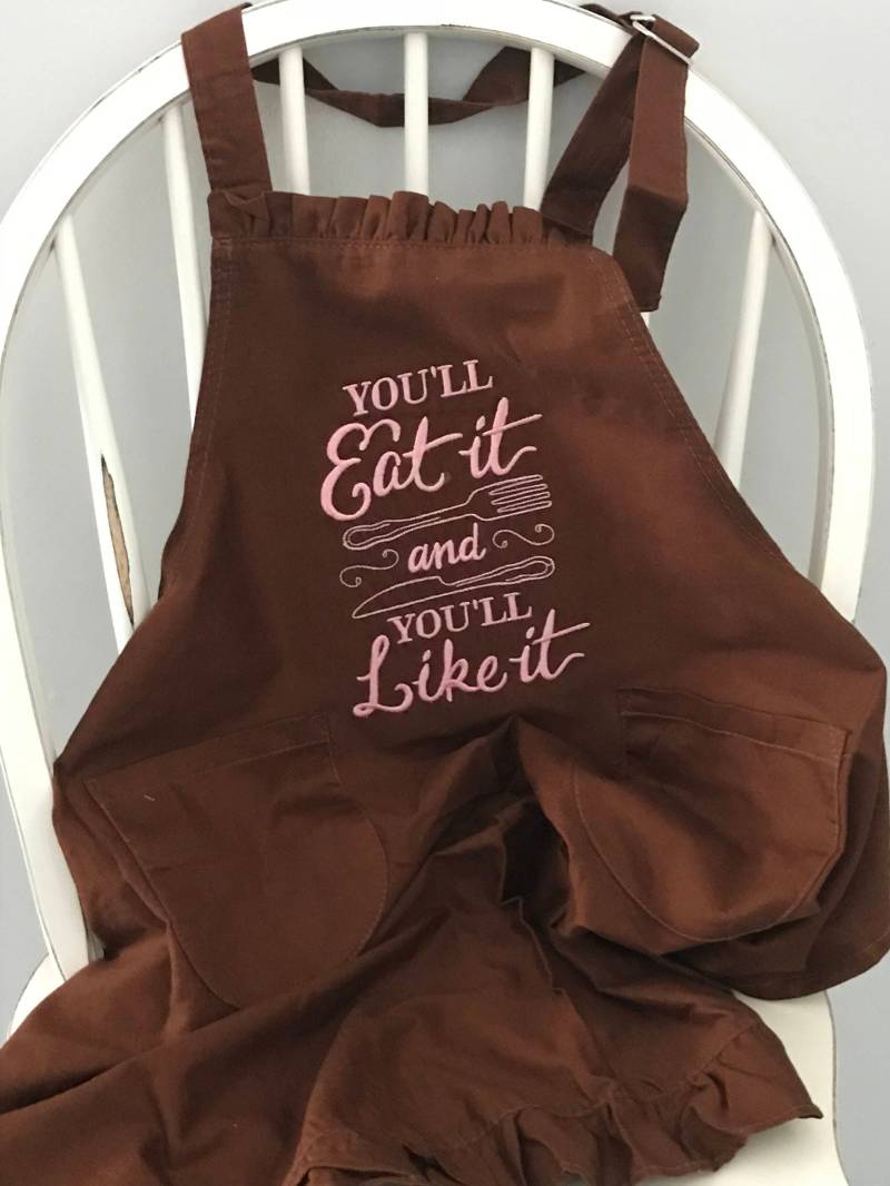 Sie Werden Es Essen Und Mögen Rüschen Bestickte Schürze Sie Werden Es Essen Und Mögen Rüschen Bestickte Schürze von SimplyStitchingNC