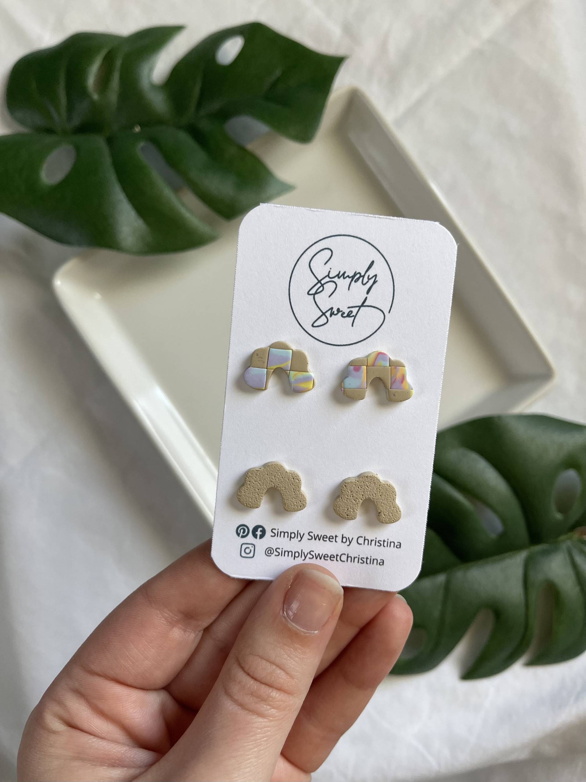 Kariertes Bogenstecker | Ohrstecker Polymer Clay Ohrringe Regenbogen Tie Dye Handgefertigte Geschenk Für Sie Mama von SimplySweetChristina