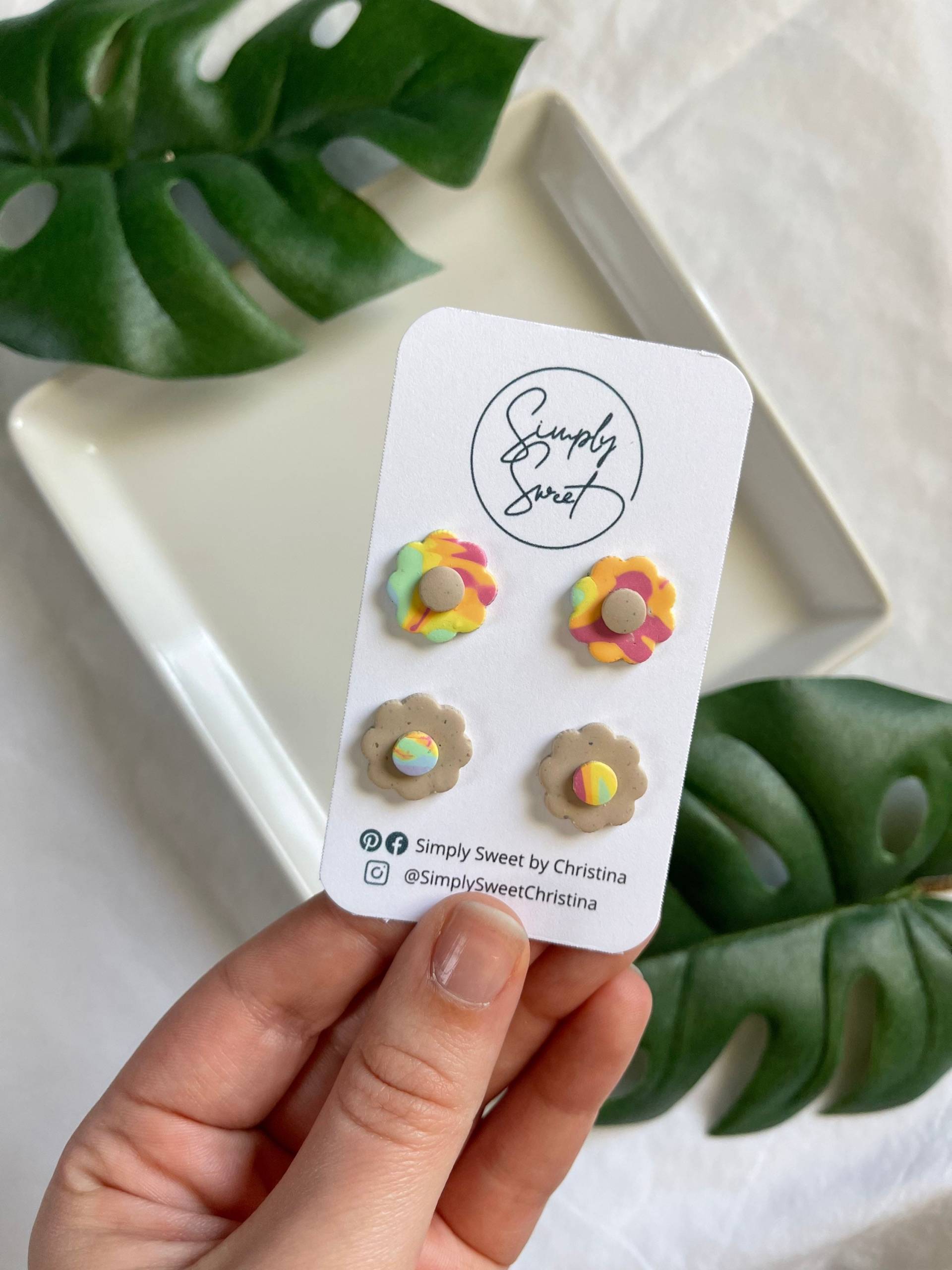 Tie Dye Blumen Ohrstecker | Regenbogen Ohrringe Handgefertigte Geschenk Für Sie Mama von SimplySweetChristina