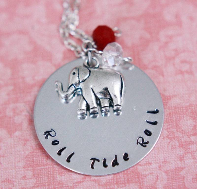 Hand Gestempelt Alabama Crimson Tide Roll Halskette Mit Elefant Anhänger Hand Gestempelt Alabama Crimson Tide Roll Halskette Mit Elefant Anhänger von SimplySweetHome