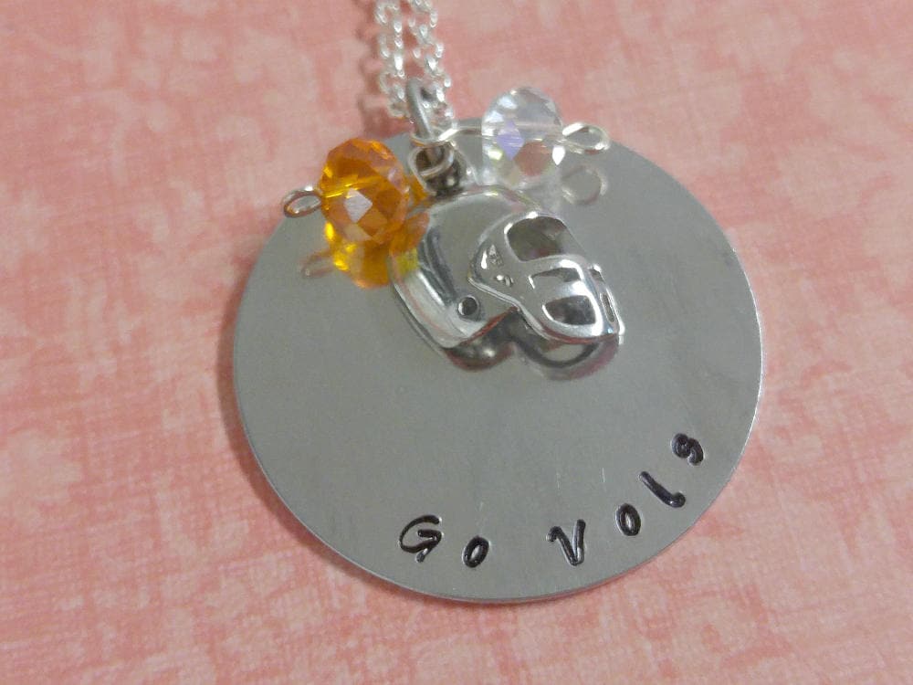 Handgestempelte Go Vols University Of Tennesee Halskette Handgestempelte Go Vols University Of Tennesee Halskette von SimplySweetHome