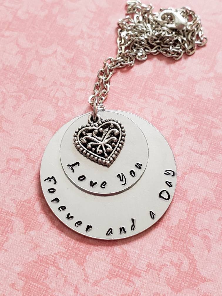 Handgestempelte Love You Forever & A Day Halskette Handgestempelte Love You Forever & A Day Halskette von SimplySweetHome