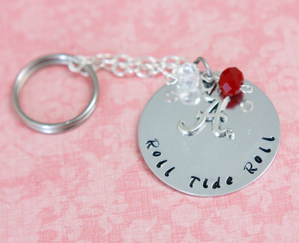 Handgestempelte Roll Tide Schlüsselanhänger Mit "A" Charm Handgestempelte Roll Tide Schlüsselanhänger Mit "A" Charm von SimplySweetHome