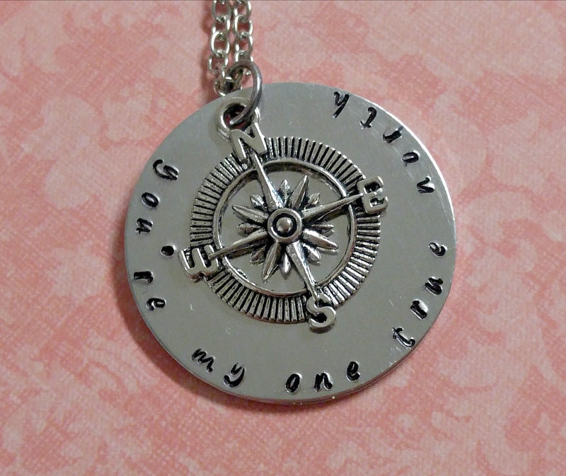 You're My One True North Oder Custom Phrase Handgestempelte Halskette Mit Kompass Charm You're My One True North Oder Custom Phrase Handgestempelte Halskette Mit Kompass Charm von SimplySweetHome