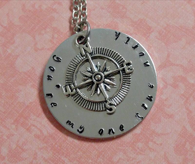 You're My One True North Oder Custom Phrase Handgestempelte Halskette Mit Kompass Charm You're My One True North Oder Custom Phrase Handgestempelte Halskette Mit Kompass Charm von SimplySweetHome