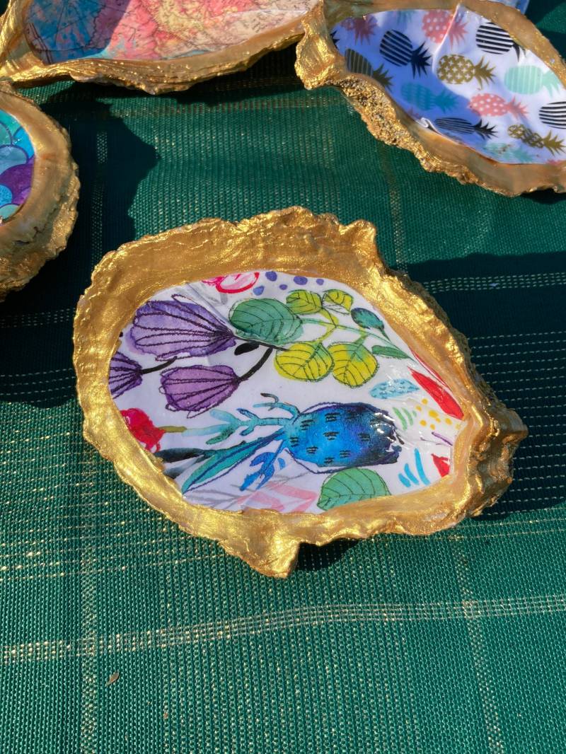 Blumen Schmuck Teller Halter Trinkets Gold Oyster Shell Sommer Mutter Geschenk von SimplySwirlyGirl