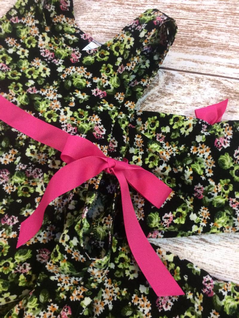 Mädchen Cord Strampler Grün & Rosa Blumen, Schleifen - Größe 92 von SimplyTotsBoutique