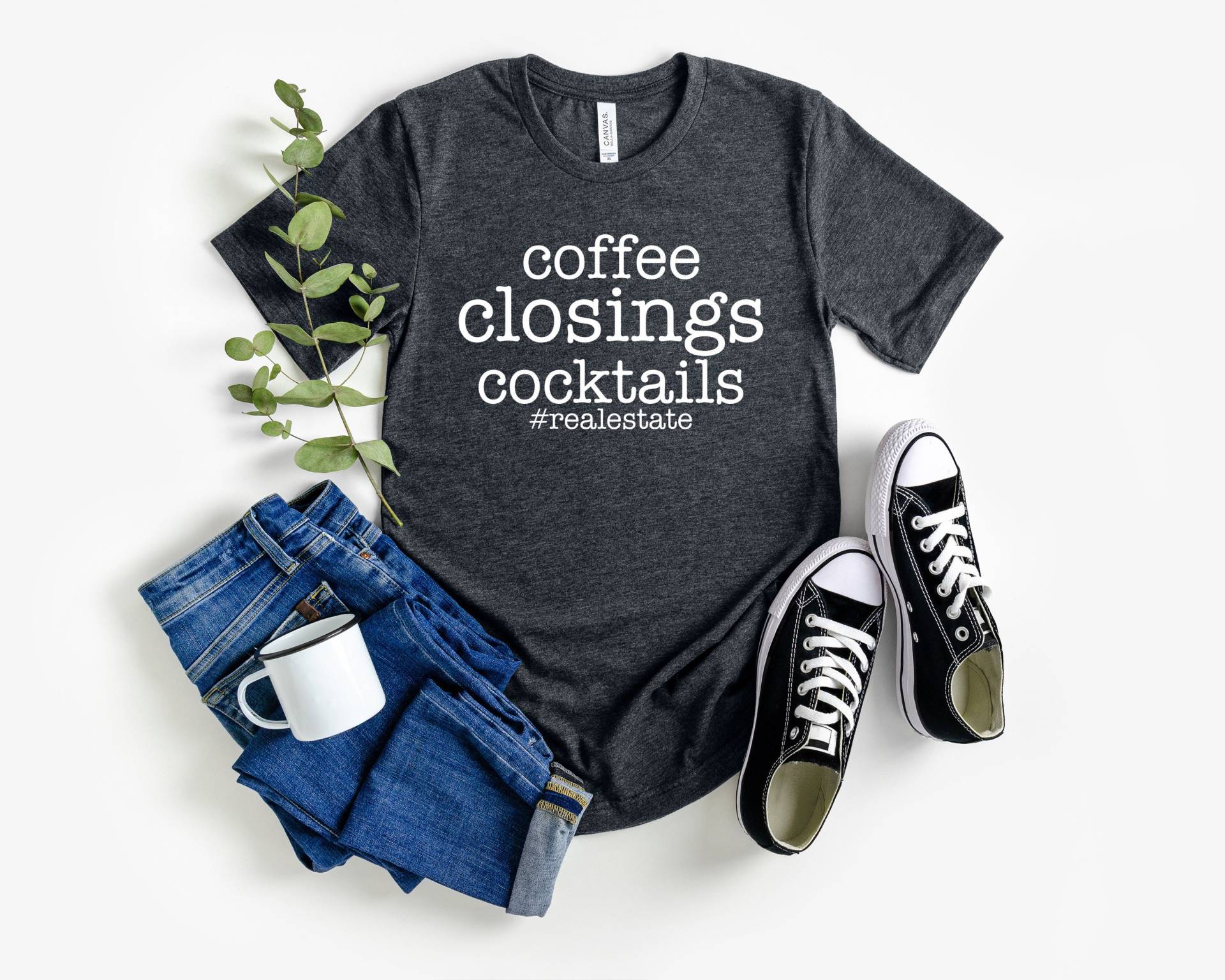 Geschenk Für Makler Shirt Immobilien Leben Shirt, Kaffee Verträge Cocktails T-Shirt von SimplyTraded
