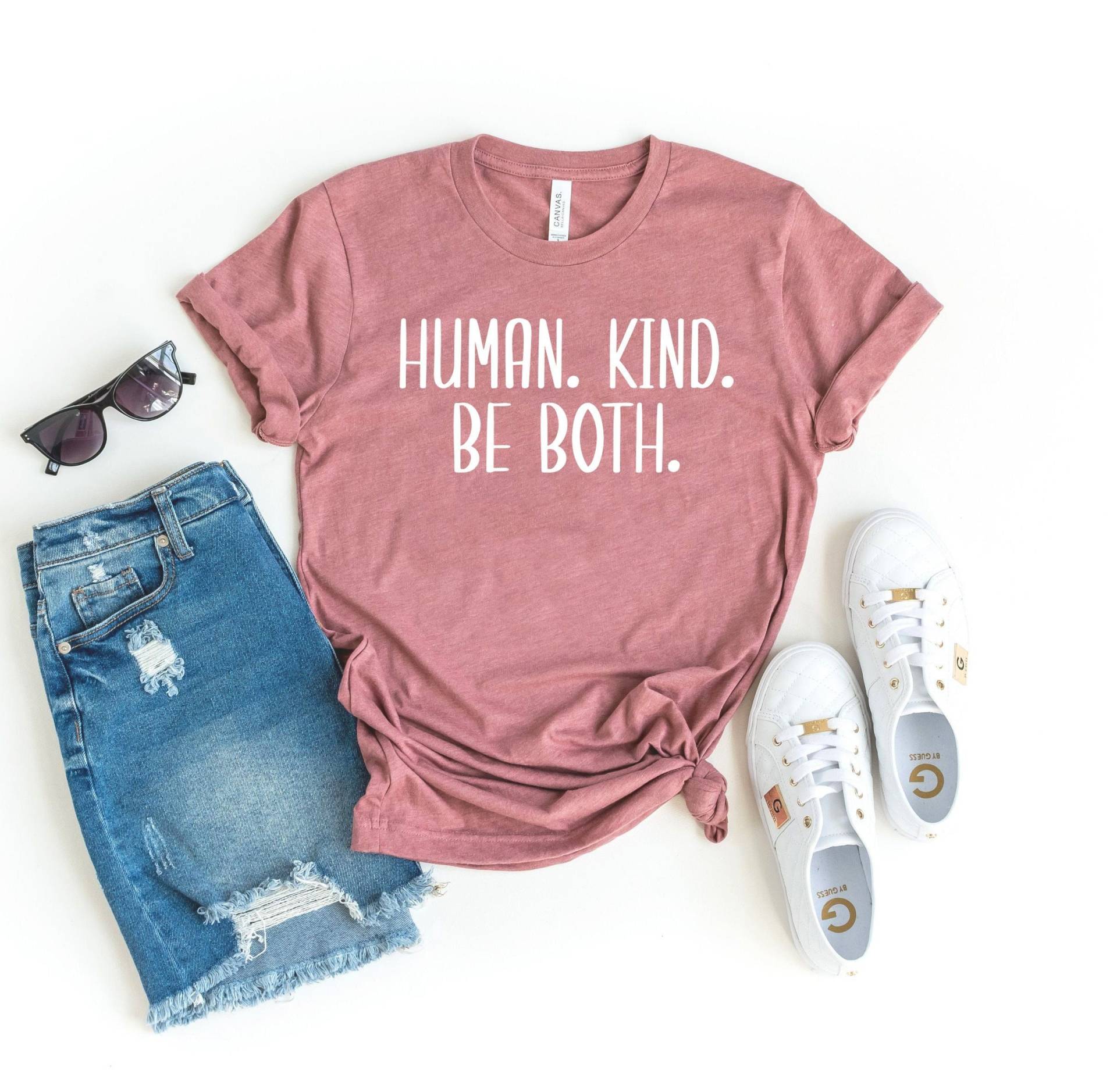 Human Kind Be Beide Shirt Menschlichkeit Sei Kind Freundlichkeit Lehrer T-Shirt von SimplyTraded