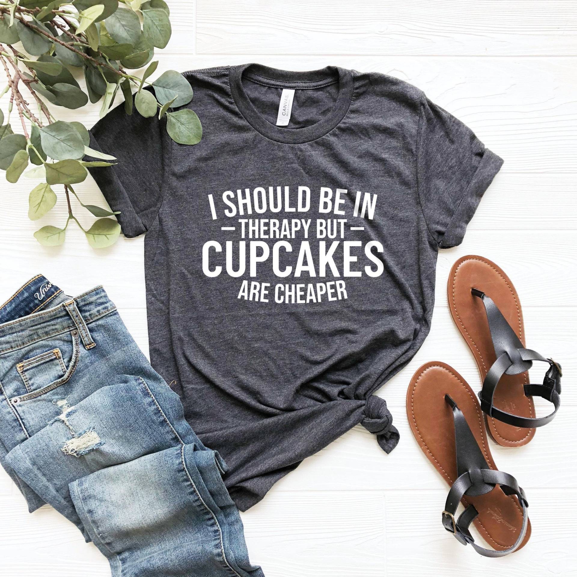 Ich Sollte in Der Therapie Sein, Aber Cupcakes Sind Billiger Shirt Cupcake-Liebhaber Cupcake Geschenk Mama T-stück Lustige Bäckergeschenke An Bäcker von SimplyTraded