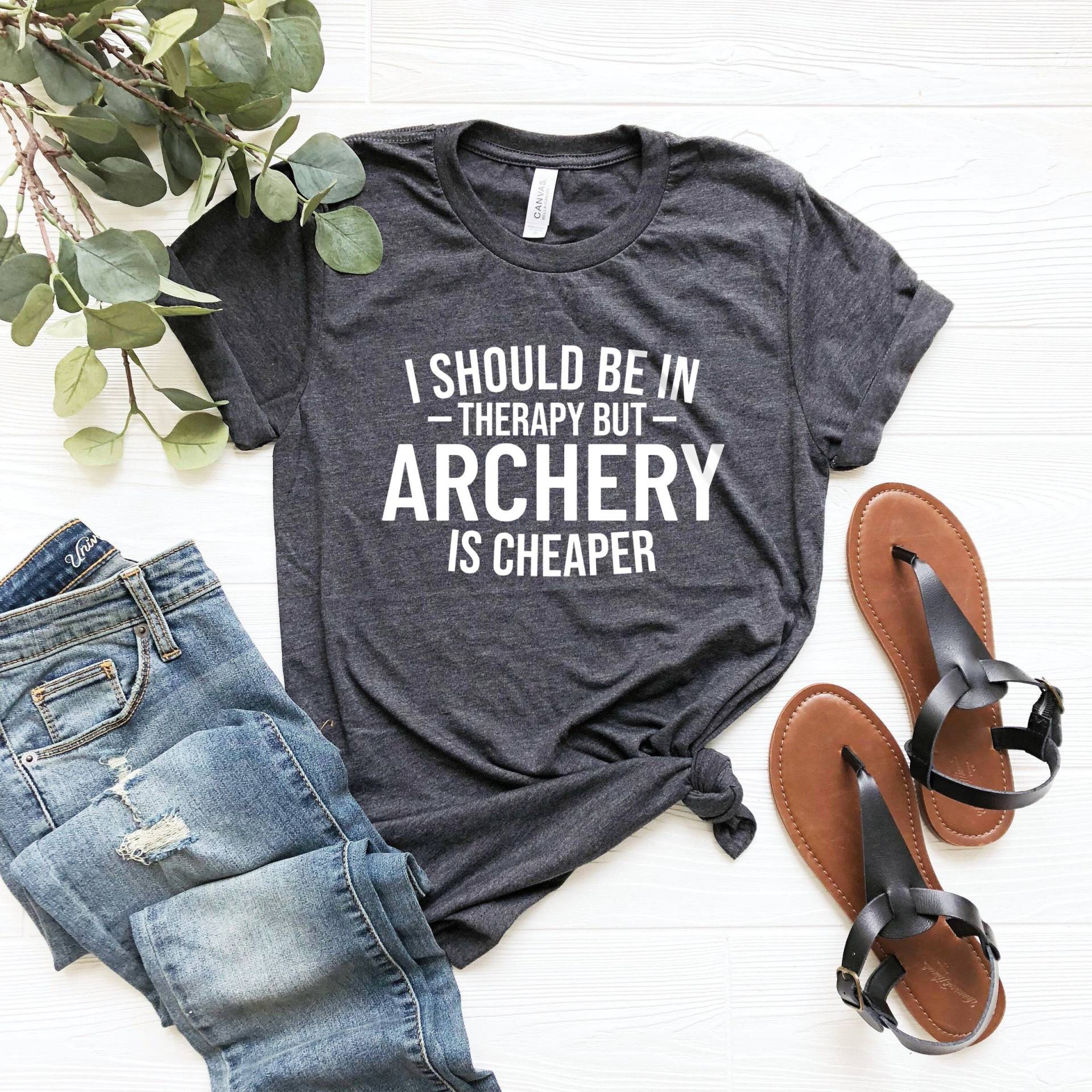 Ich Sollte in Therapie Sein Aber Bogenschießen Ist Billiger Shirt Für Bogenschützen Liebhaber Mama Pfeil Und Bogen Lustig von SimplyTraded