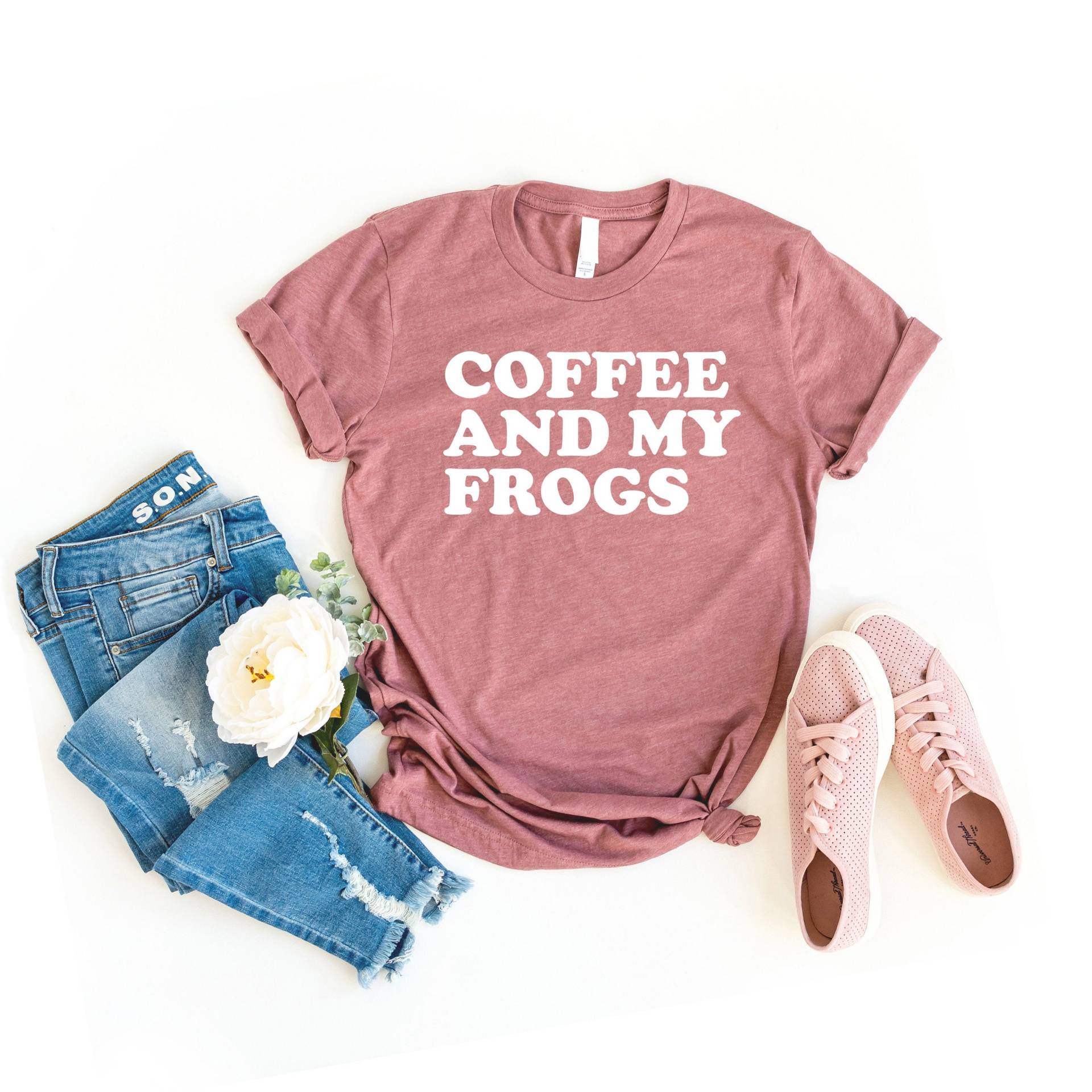 Kaffee Und Meine Frösche Shirt Frosch Shirt, Süße Sprüche Froschliebhaber Froschbesitzer Frauen, Lustiges Tier Kröten von SimplyTraded